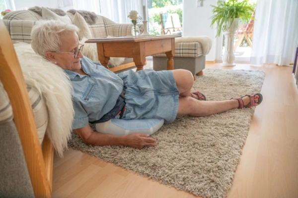 Wie Oberschenkelhalsbrüche verhindert werden können - Sturzgefahr für Senioren – Wie Oberschenkelhalsbrüche verhindert werden können